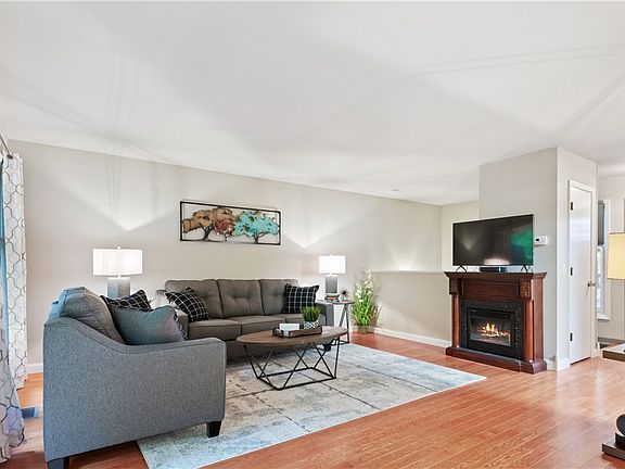 4th image of 23 Dogwood Dr