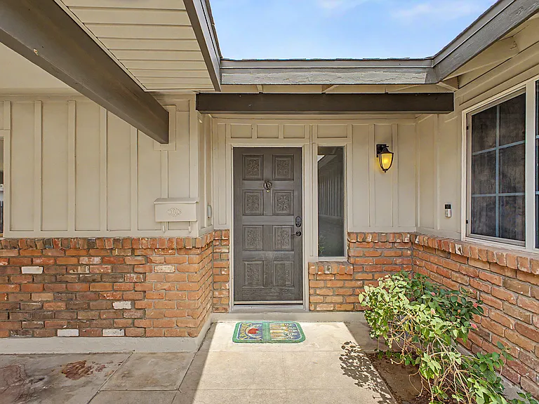 3346 E Cochise Dr — Photo 4