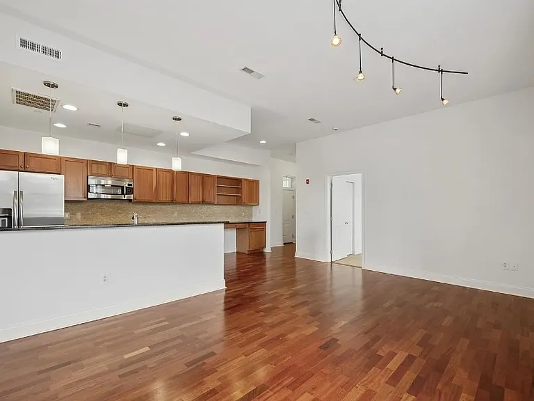 1 Academy Cir #324 — Photo 2