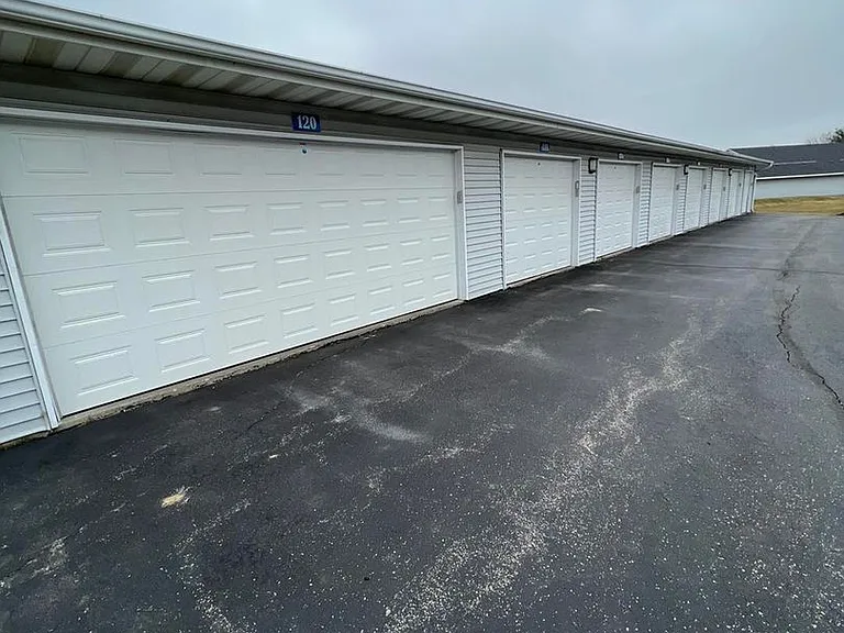 Breckenridge Rockford Apartments — Photo 33