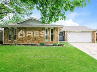 616 SW 26th St, Moore, OK 73160