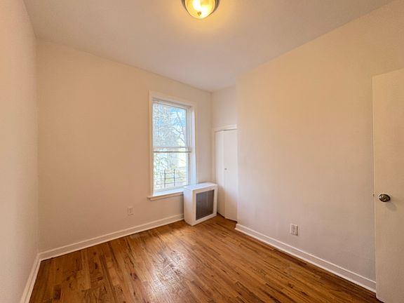 4th image of 400 Woodlawn Ave #2