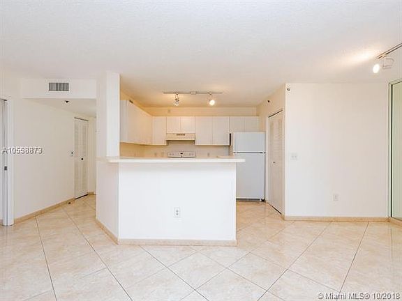 4th image of 19801 E Country Club Dr #4304