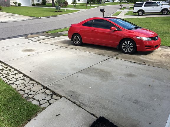Driveway w/parking pad