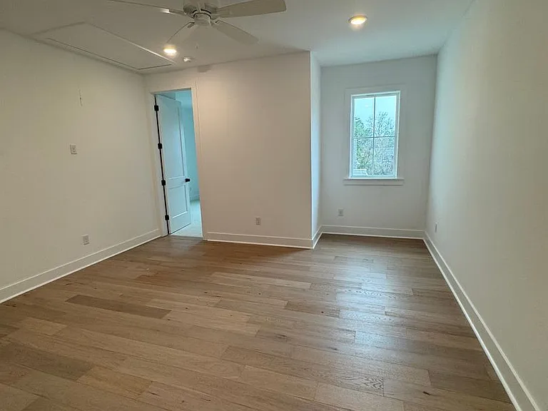 806 Lilla Ln — Photo 3