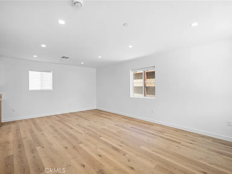 1049 Yarmouth Ave — Photo 5