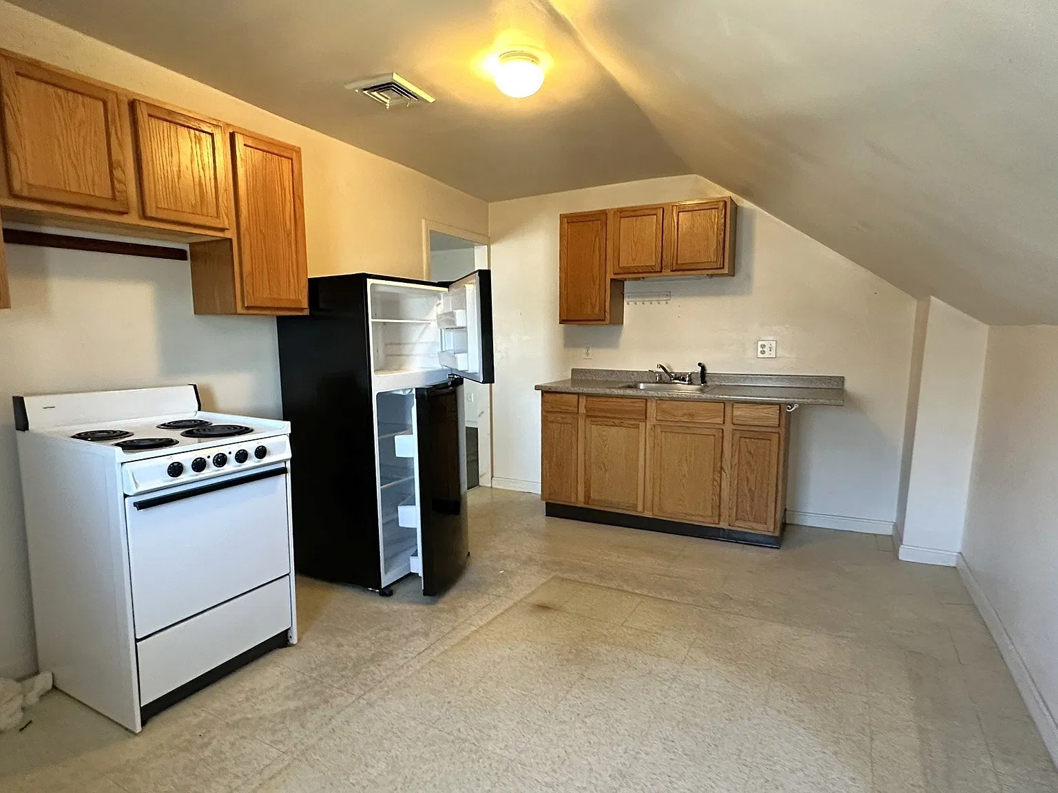 3 bed, 1.0 bath, 1196 sqft, $1,475 — Photo 3