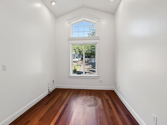 4th image of 105 Hooker Avenue