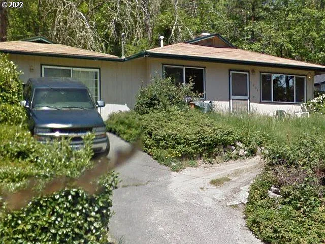 1204 NW Sunset Dr photo 1