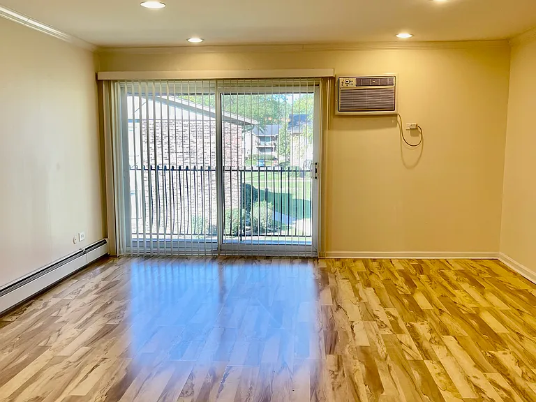 16W520 Lake Dr #207 — Photo 6