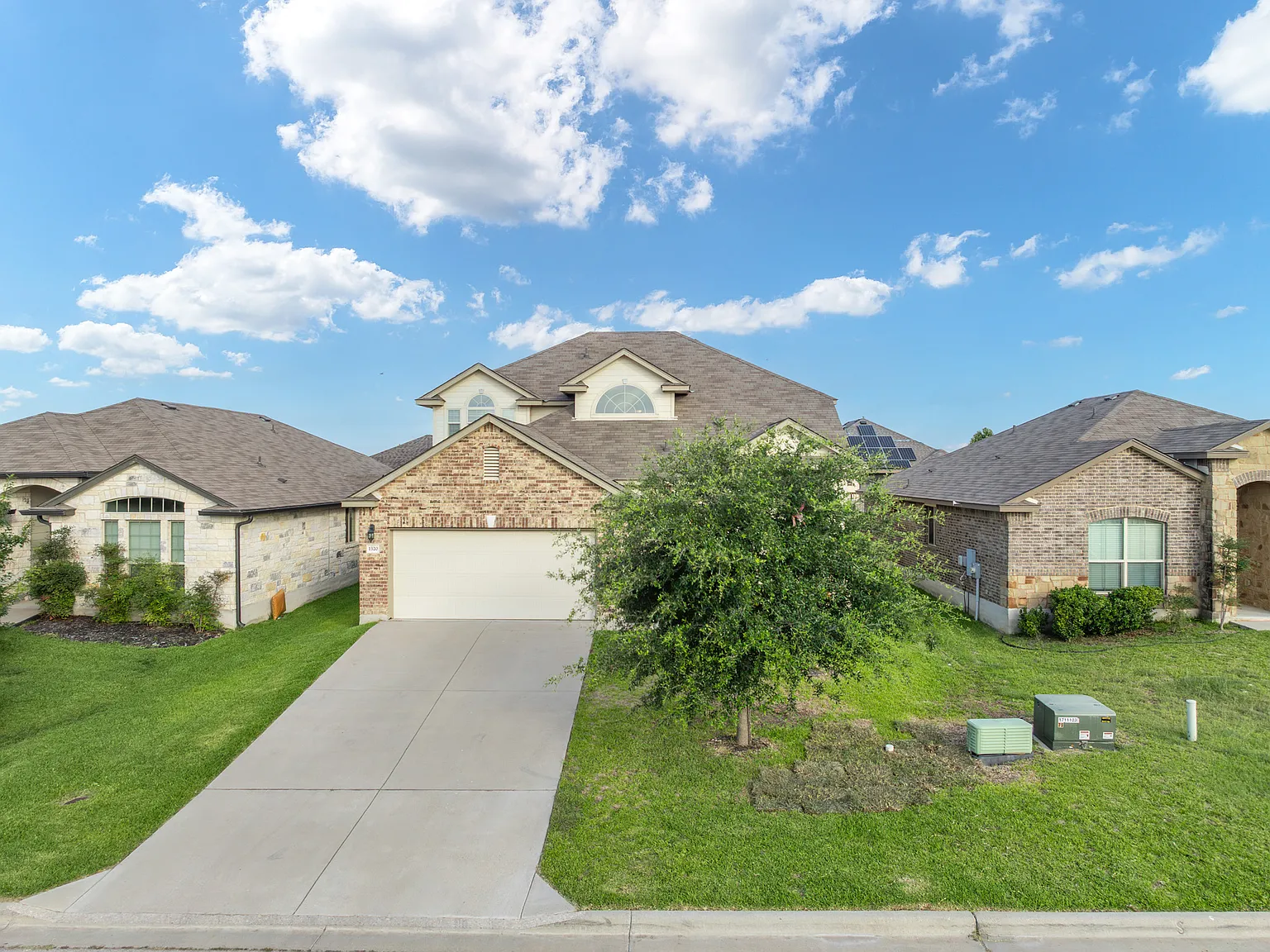 3 bed, 2.5 bath, 2516 sqft, $2,295 — Photo 2