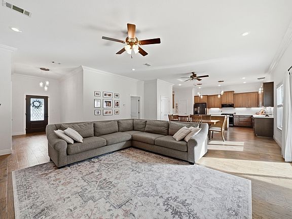3rd image of 104 Paiger Ln