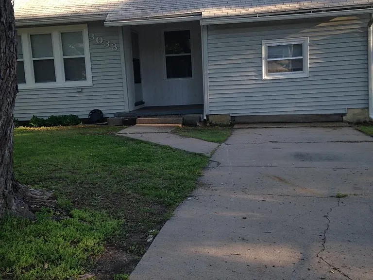 3033 E Maplewood Dr #1 — Photo 2