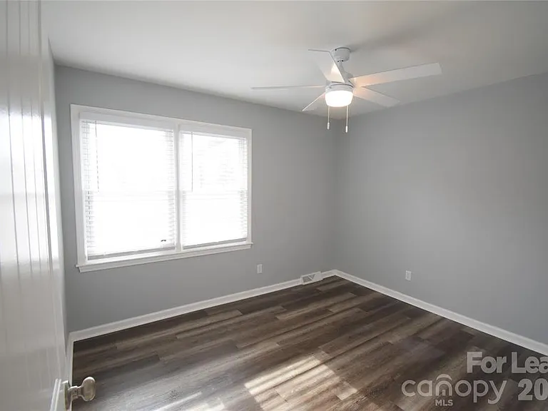 924 Edgegreen Dr — Photo 16
