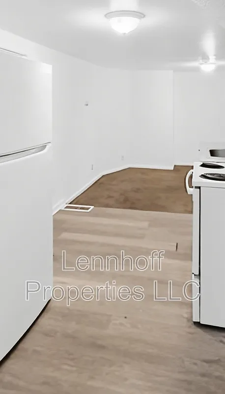 2 bed, 1.0 bath, 800 sqft, $1,900 — Photo 4