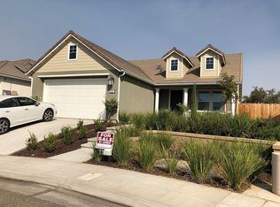 301 Crescent Ln, Madera, CA 93636