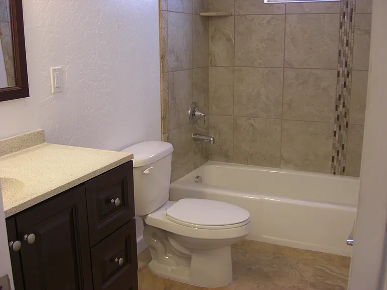 906 Madeira Dr SE — Photo 5