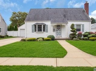 5 Brompton Rd, Merrick, NY 11566