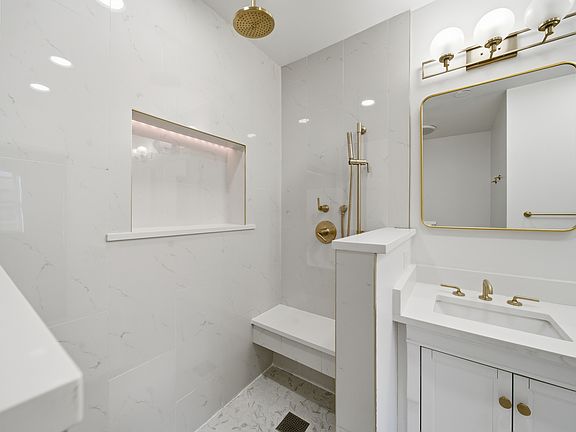 4th image of 724 W Buena Ave APT 3F