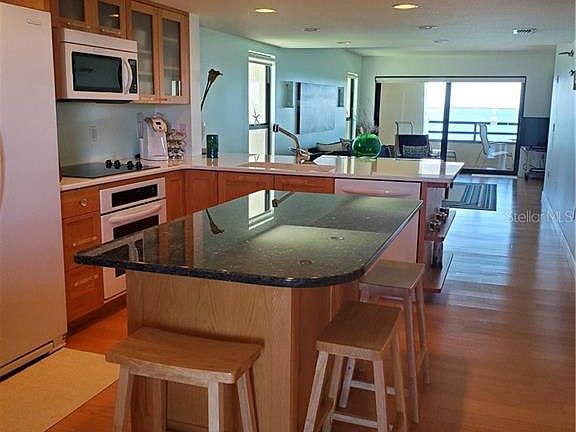 3rd image of 103 1st St E APT 309