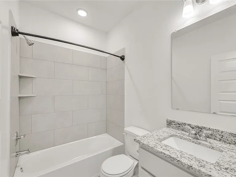 1386 Kingsgate Dr — Photo 24