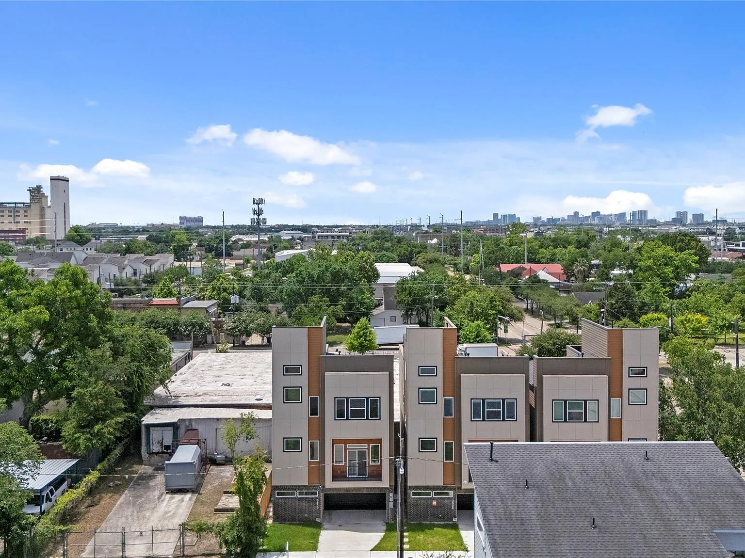 4 bed, 4.0 bath, 2719 sqft, $3,300 — Photo 3