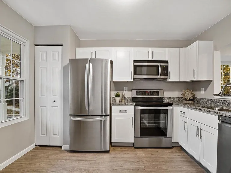 18728 Martins Landing Dr — Photo 3