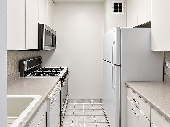 5th image of 301 E 79th St APT 6M