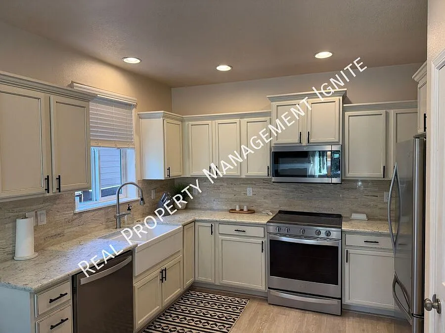 Fully Furnished Retreat Close to Old Mill District — Photo 2