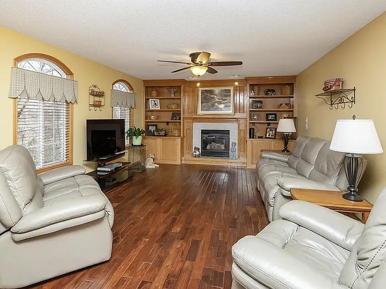 2901 E Diehl Ave — Photo 6