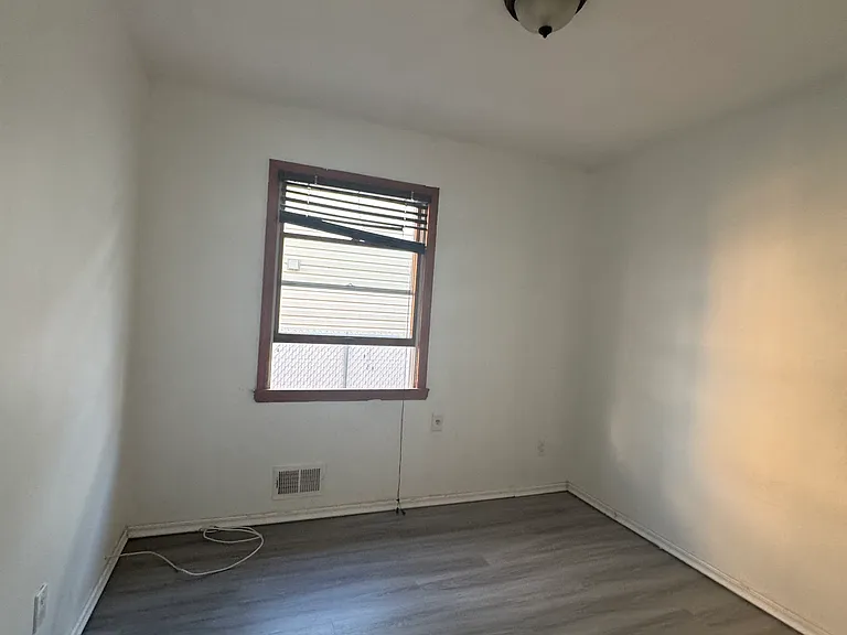 27 Laredo Ave #1F — Photo 9