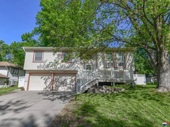 6109 NW 7th St, Lincoln, NE 68521