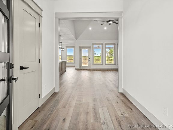 5th image of 14024 N 54th Ave E