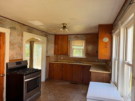 4th image of 33 Lakeview Street