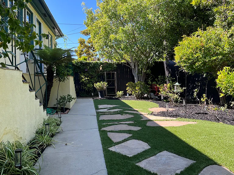 PRIVATE YARD