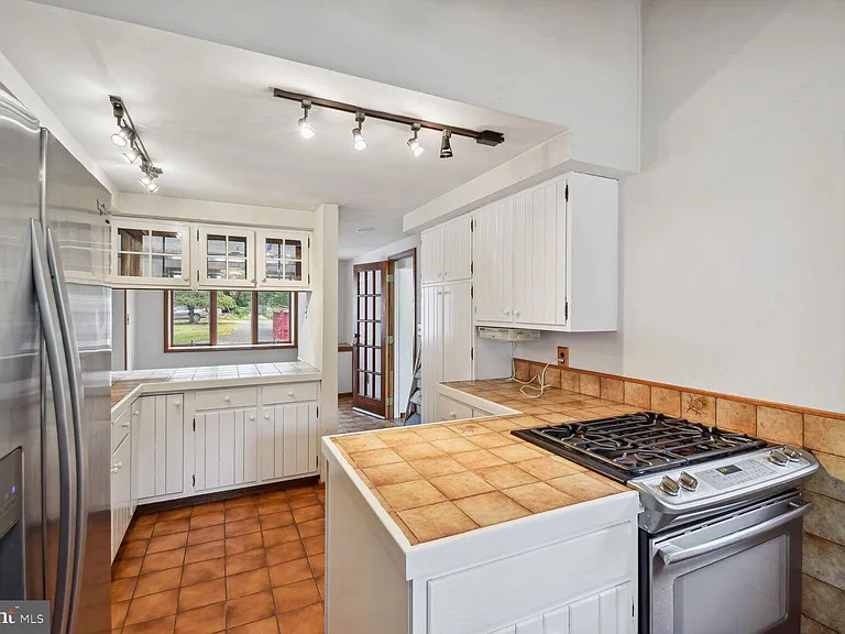 238 Varsity Ave — Photo 4