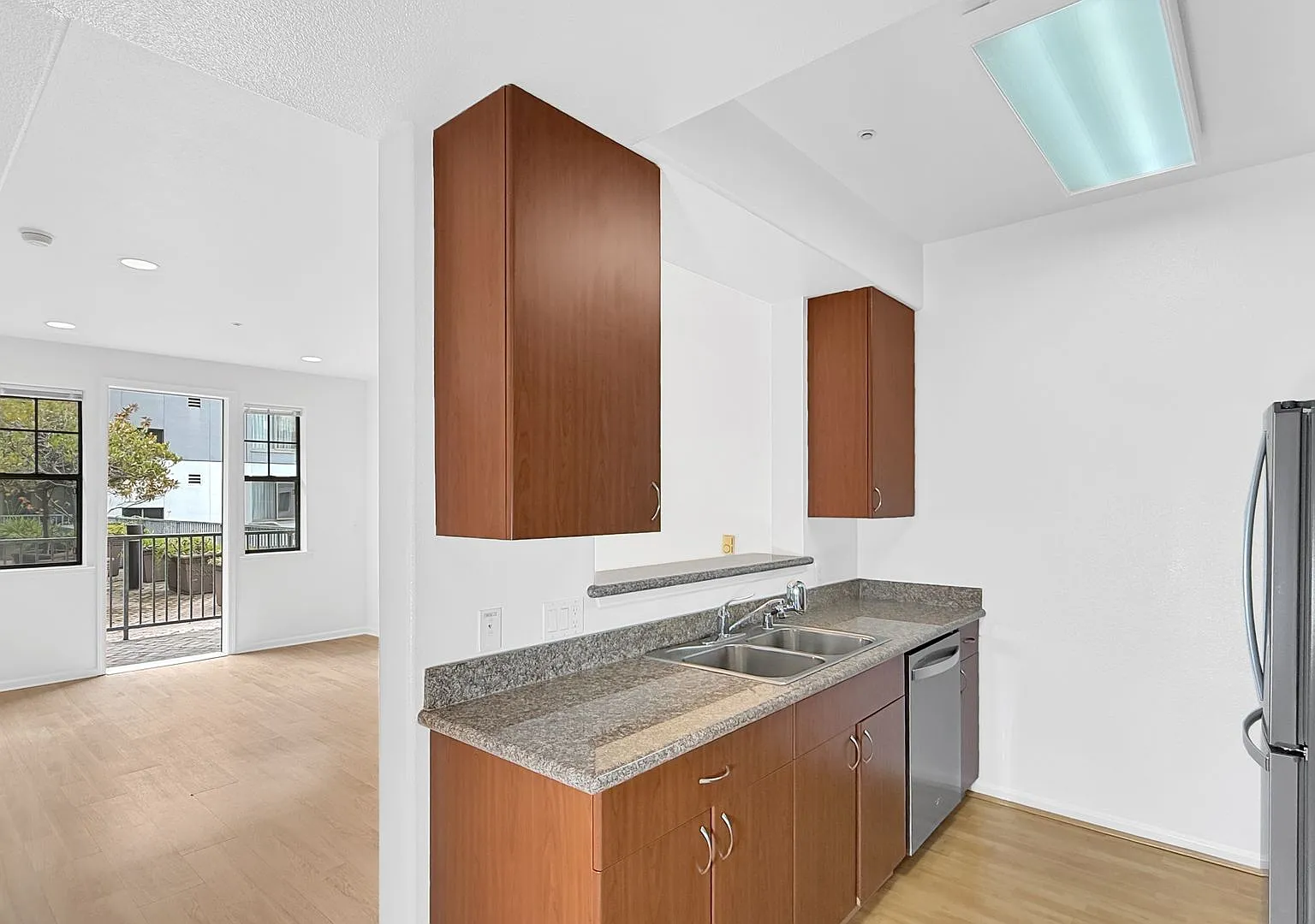 Lovely Renovated and Sunny 1-Bedroom in the Heart of Chinatown! — Photo 2