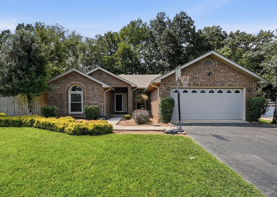 1st image of 515 Laurel Park Cir