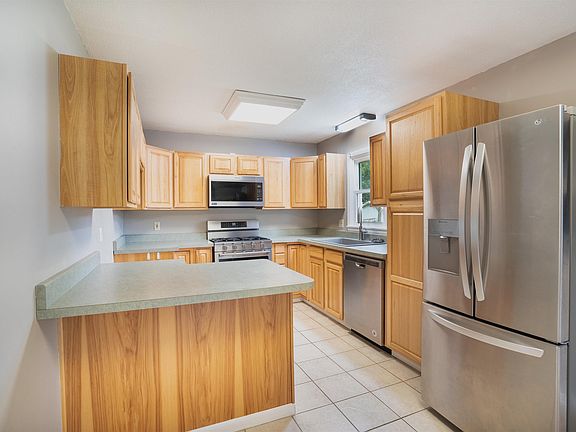 4th image of 1004 Gayle St