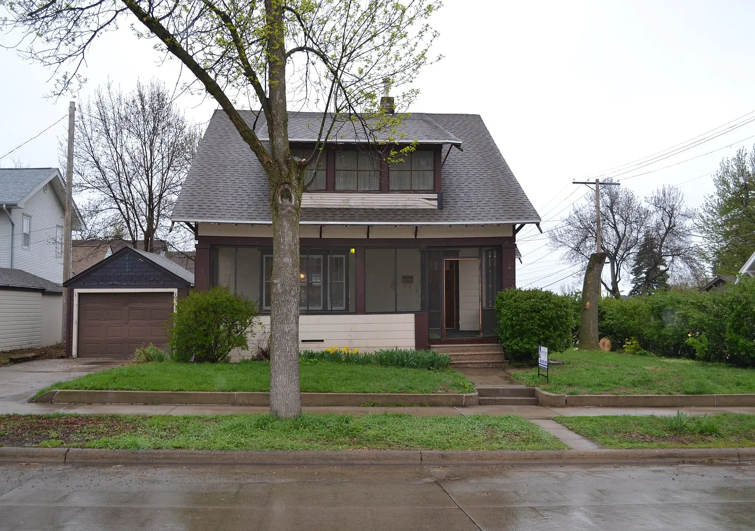 Historic Downtown Single Family Home for Rent! Claw foot tub and hardwood floors! Garage! — Photo 1