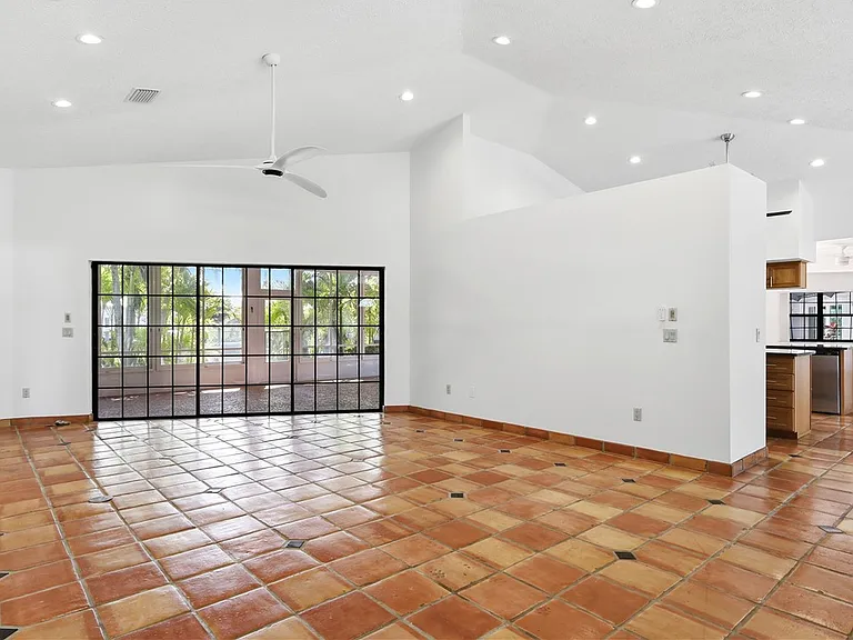 114 Queen Ann Ct — Photo 3