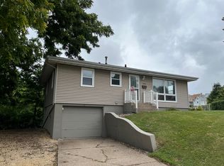 1350 Cummins St, Dubuque, IA 52001