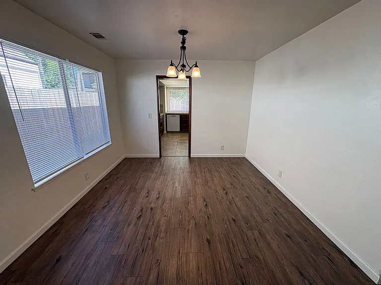 2943 W Ashland Ave — Photo 24