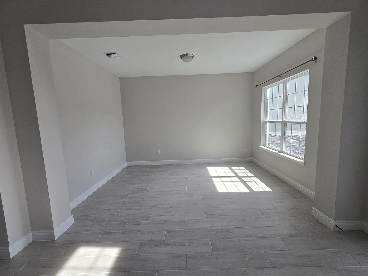 5 bed, 4.5 bath, 4301 sqft, $6,300 — Photo 4