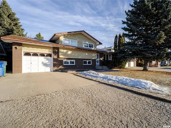 30 Avens ROAD, Moose Jaw, SK S6J 1B6