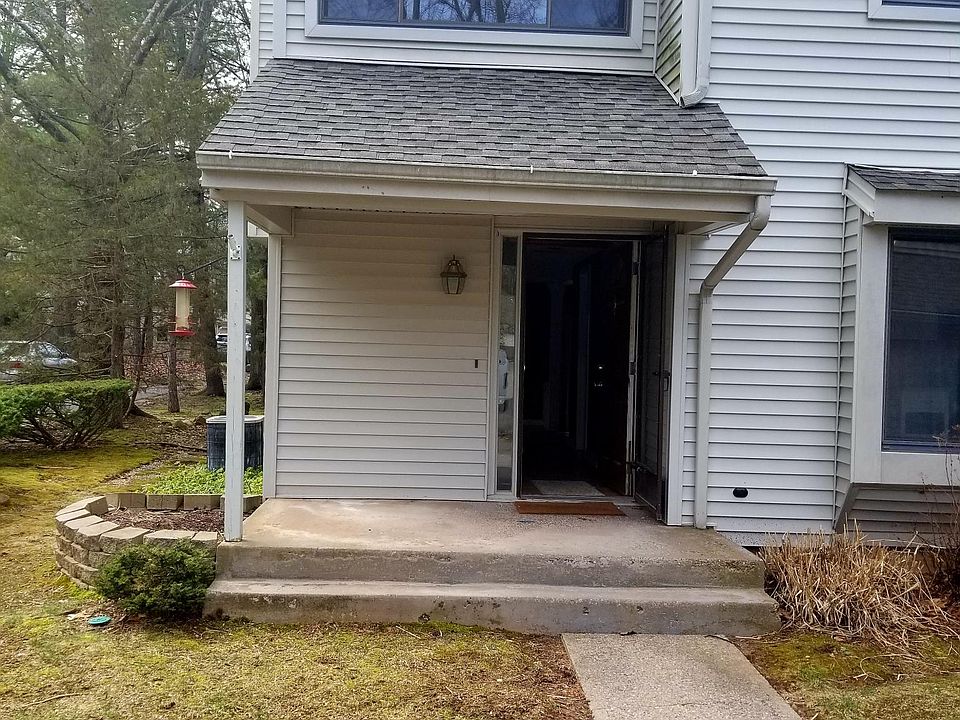 1st image of 84 Farmington Chase Cres