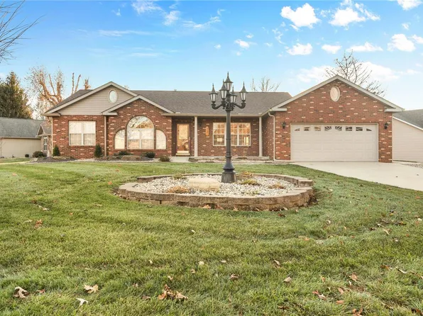 7501 Stonebridge Dr, Maryville, IL 62062