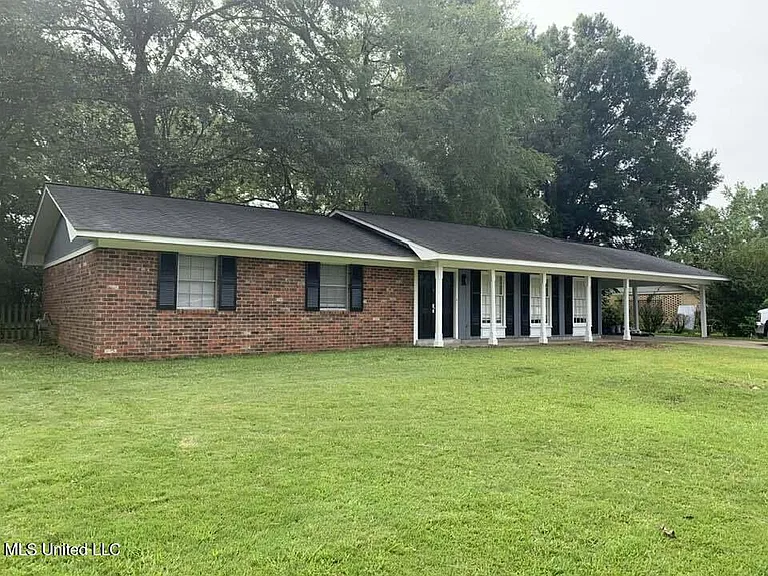 702 Persimmon Dr — Photo 1