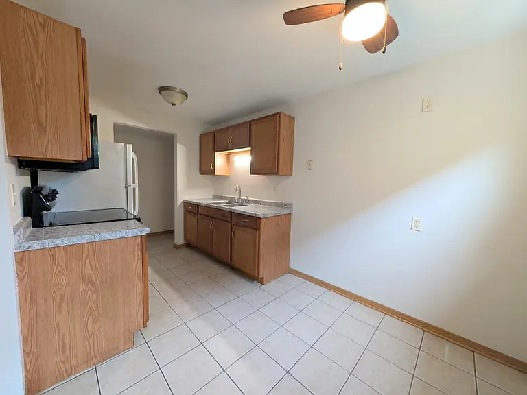 390 W Walnut St — Photo 4