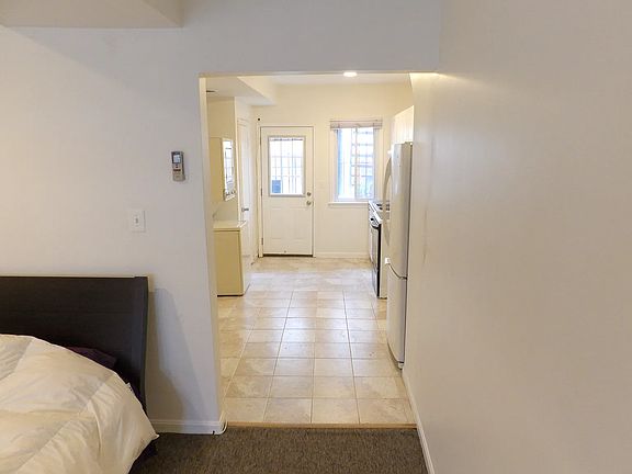 4th image of 403 M St NE APT B